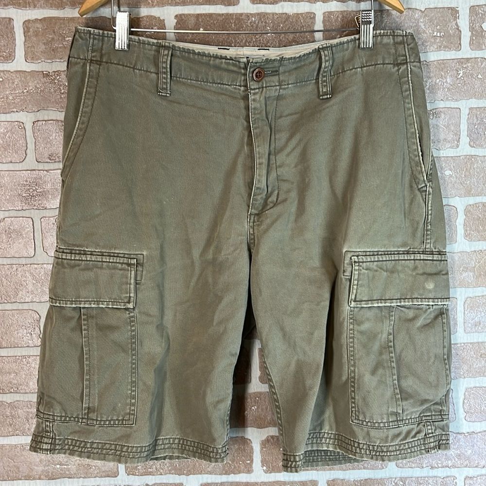 Gap cargo shorts Size 36 Olive Green Mens Pockets 12” inseam